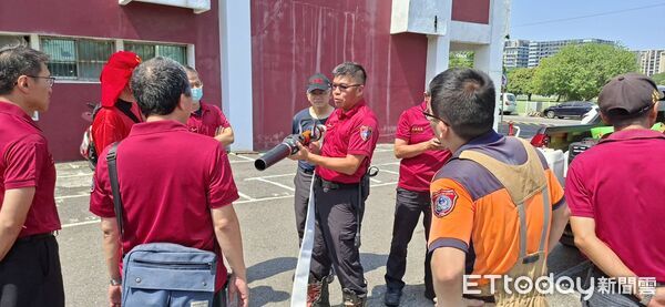 ▲台南第七大隊消防人員進行泡沫射流演練，實測One-Seven泡沫滅火效率。（記者林東良翻攝）