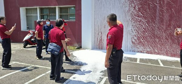 ▲台南第七大隊消防人員進行泡沫射流演練，實測One-Seven泡沫滅火效率。（記者林東良翻攝）
