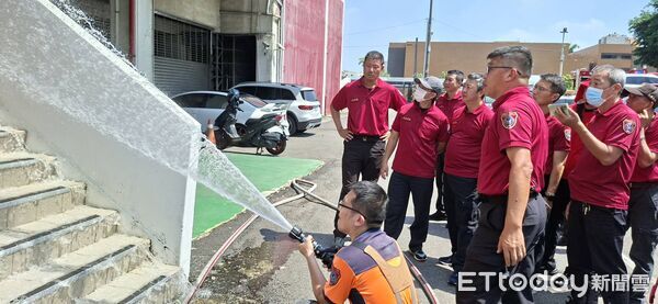 ▲台南第七大隊消防人員進行泡沫射流演練，實測One-Seven泡沫滅火效率。（記者林東良翻攝）