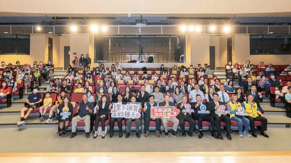 臺南市教育局指導永慶誠實徵文比賽 殷世熙副秘書長：先誠實才會成功！（圖／永慶慈善基金會提供）