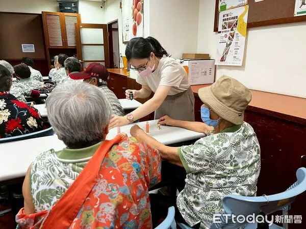 ▲嘉藥USR健康香氛營熱鬧登場，高齡長者與學生互動滿滿，氣氛溫馨感人。（記者林東良翻攝，下同）