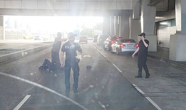 ▲一輛租賃車今天清晨在桃園機場第二航廈疑似違停遭航警保安大隊員警攔查，未料駕駛卻不服取締衝撞員警後逃逸。（圖／翻攝自網路）