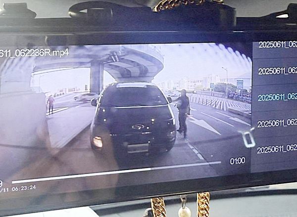 ▲一輛租賃車今天清晨在桃園機場第二航廈疑似違停遭航警保安大隊員警攔查，不服取締衝撞員警後逃逸，員警調閱監視畫面。（圖／翻攝自網路）