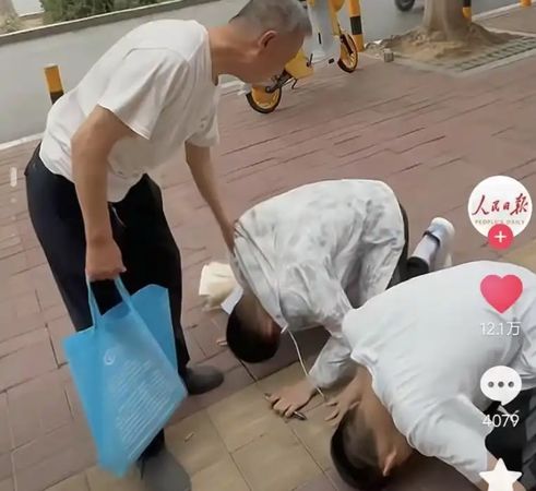 ▲▼ 大陸雙胞胎出考場「跪謝」爺爺養育之恩            。（圖／翻攝 極目新聞、人民日報）