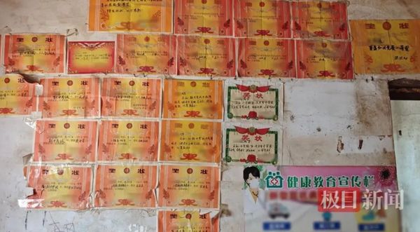 ▲▼ 大陸雙胞胎出考場「跪謝」爺爺養育之恩            。（圖／翻攝 極目新聞、人民日報）