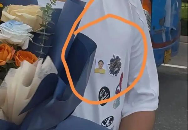 ▲▼ 江西上饒一名高考生帶著媽媽的遺照進考場參加考試，            。（圖／翻攝 極目新聞 瀟湘晨報）