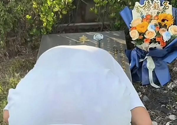 ▲▼ 江西上饒一名高考生帶著媽媽的遺照進考場參加考試，            。（圖／翻攝 極目新聞 瀟湘晨報）