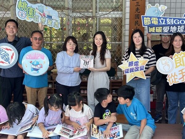 ▲台電桃園區處捐贈桃竹偏遠山區學童畢業紀念冊