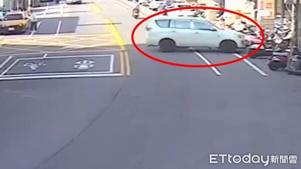 ▲基隆驚傳72歲駕駛開車爆衝，現場畫面曝光。（圖／記者郭世賢翻攝，下同）