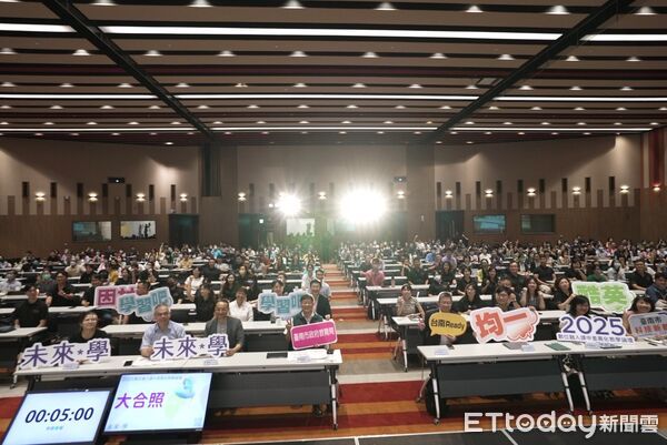 ▲全國首場「數位融入課中差異化教學」論壇在台南登場，教育局長鄭新輝與各界專家熱烈交流。（記者林東良翻攝，下同）