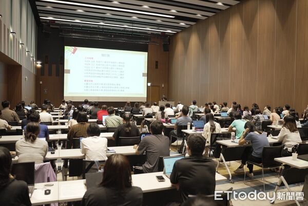 ▲全國首場「數位融入課中差異化教學」論壇在台南登場，教育局長鄭新輝與各界專家熱烈交流。（記者林東良翻攝，下同）