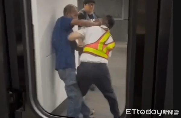 ▲▼酒醉旅客毆打台鐵松山站運轉員。（圖／讀者提供）
