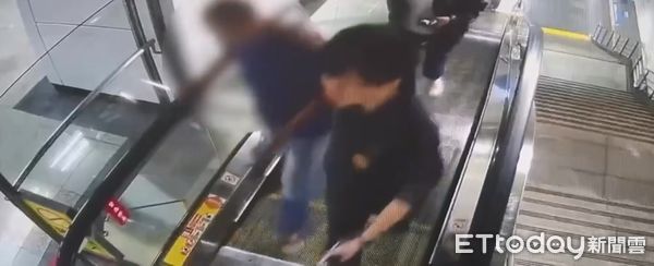 ▲鐵路警察逮捕涉嫌動手打傷站務員的醉漢。（圖／記者張君豪翻攝）