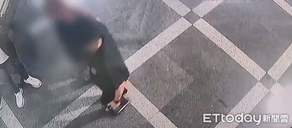 ▲鐵路警察逮捕涉嫌動手打傷站務員的醉漢。（圖／記者張君豪翻攝）