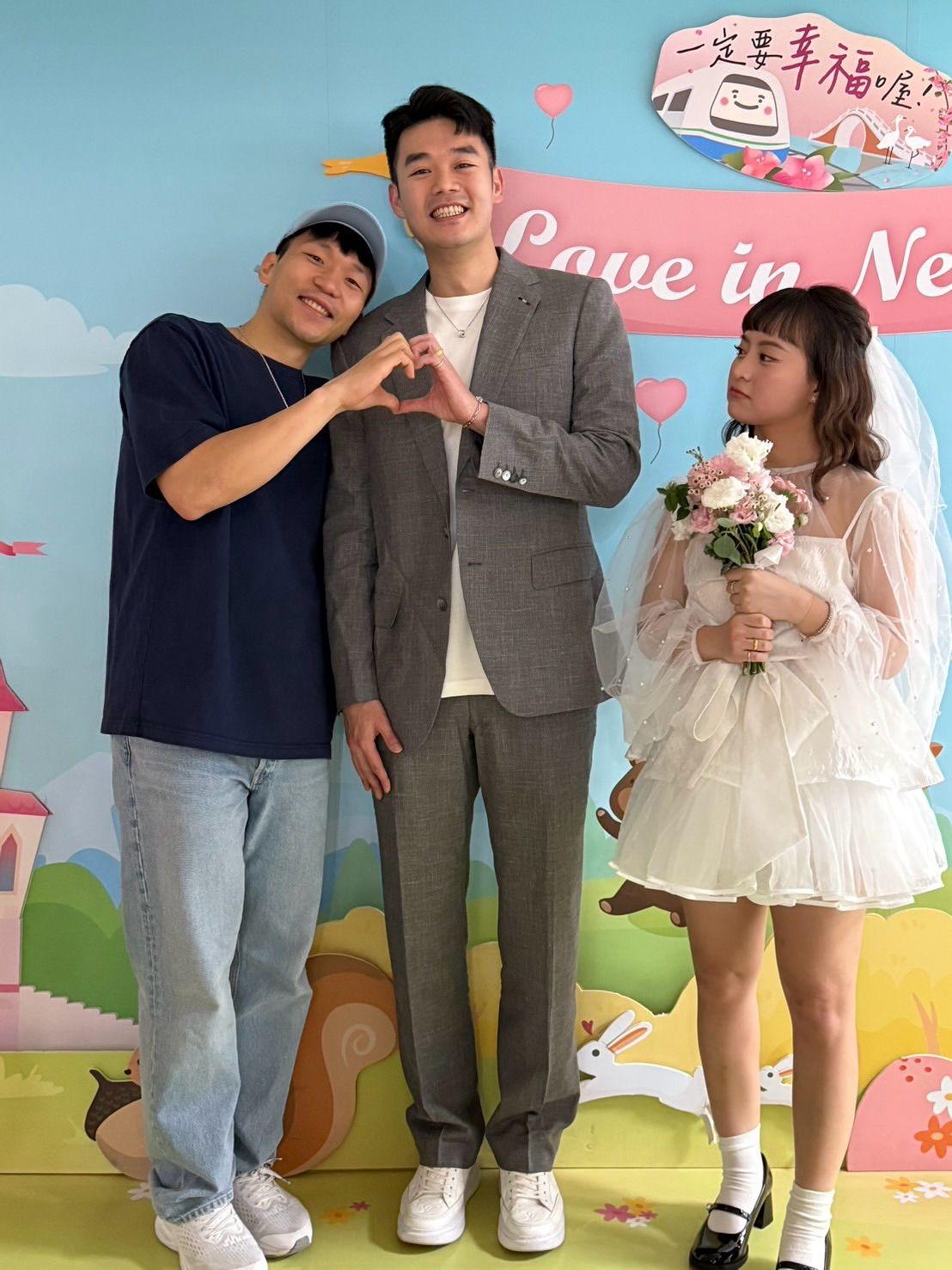 ▲▼王齊麟結婚「李洋緊貼比愛心」！新娘在旁嘟嘴。（圖／翻攝自Facebook／李洋/Lee Yang）