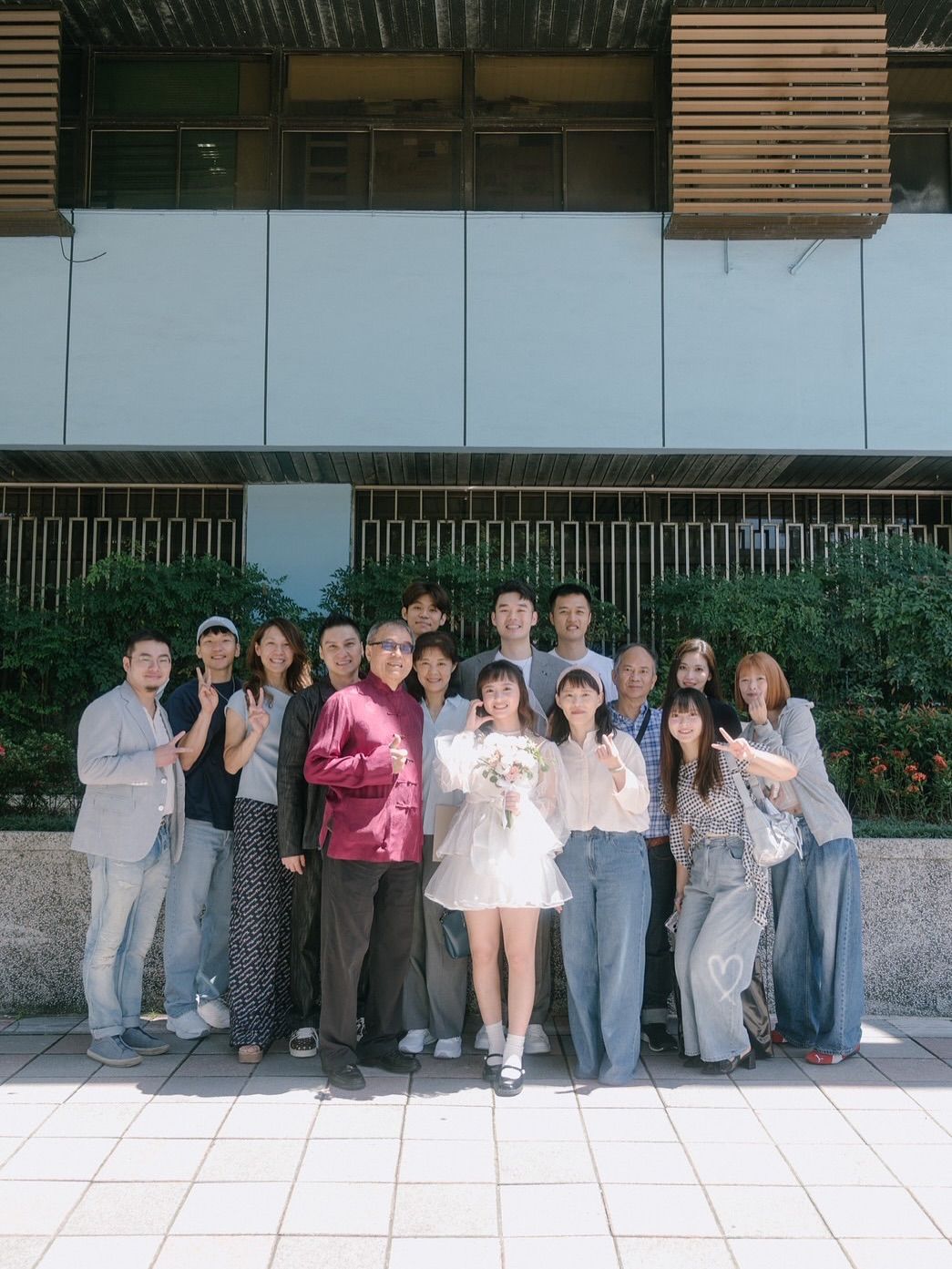 ▲▼王齊麟結婚「李洋緊貼比愛心」！新娘在旁嘟嘴。（圖／翻攝自Facebook／李洋/Lee Yang）