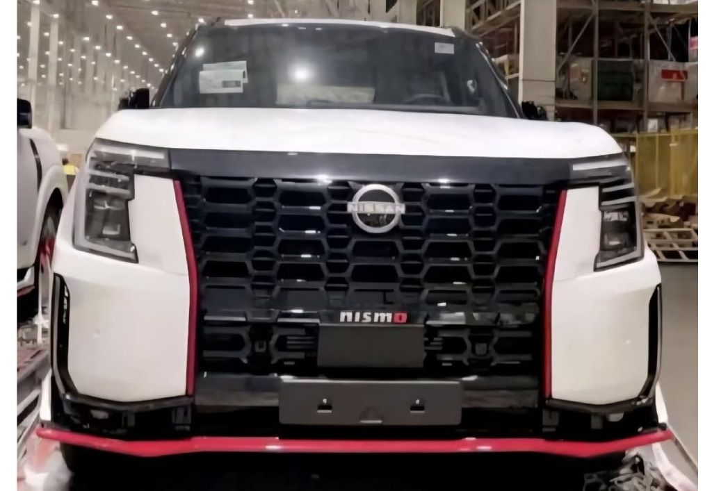 ▲外觀擁有更運動化的空力套件與紅色飾條。（圖／翻攝自emcocars.com）