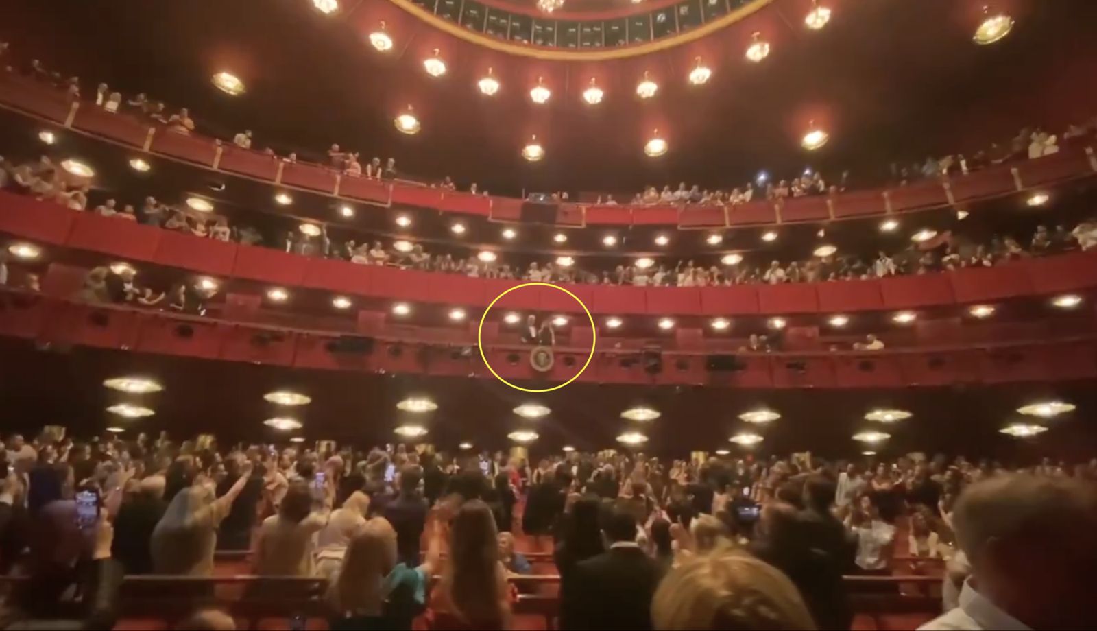 有片／川普看《悲慘世界》被觀眾噓爆！　梅蘭妮亞穿11萬戰袍冷豔回擊