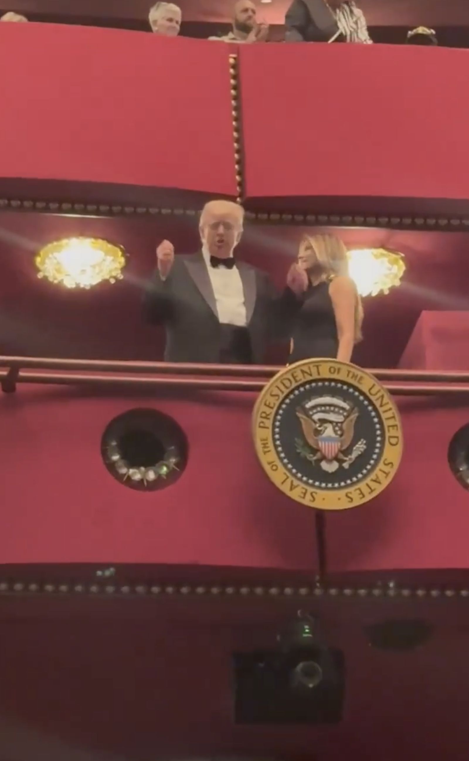 有片／川普看《悲慘世界》被觀眾噓爆！　梅蘭妮亞穿11萬戰袍冷豔回擊