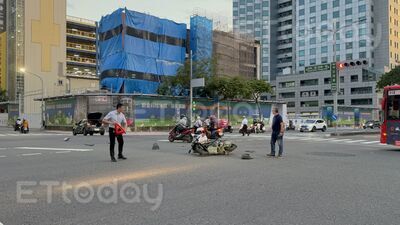 獨／直擊畫面曝！婦闖紅燈「人肉炸彈」撞飛騎士　2英雄警官曝光