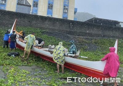 蘭嶼連日豪雨泥水湧入！族人急搬移拼板舟　2航線船班明停駛