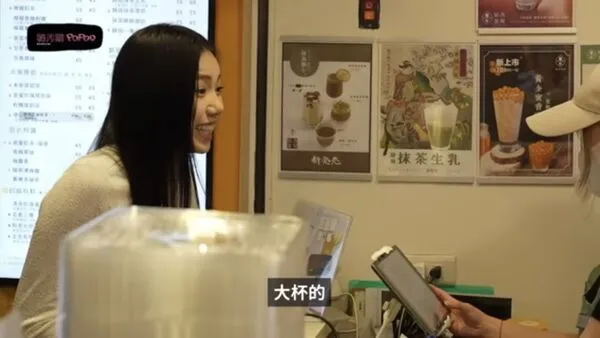 ▲▼家寧買綠茶。（圖／翻攝自YouTube／秘月期POPOO）