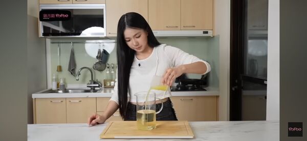 ▲▼家寧買綠茶。（圖／翻攝自YouTube／秘月期POPOO）