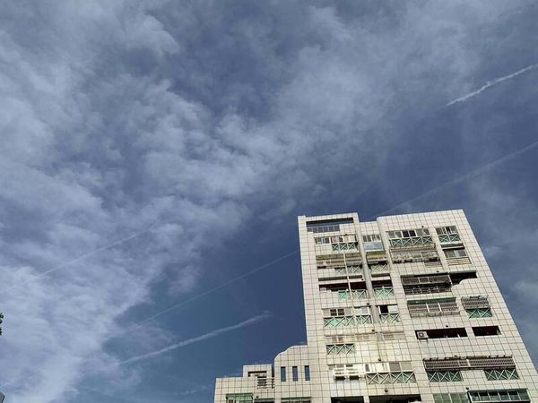 ▲彰化市天空今晚地震前出現火鳳凰雲。（圖／民眾提供）
