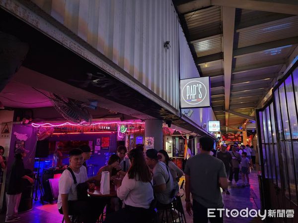 ▲▼花博圓山園區飲食街聚集用餐人潮。（圖／記者陳家祥攝）