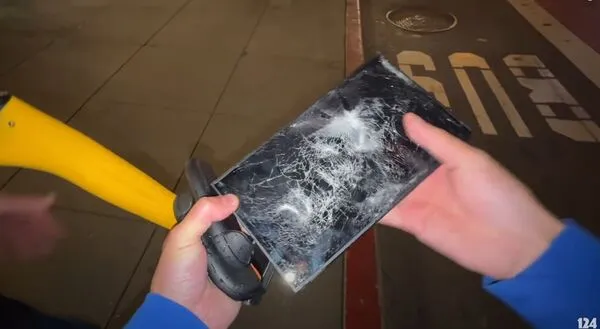 ▲▼Switch 2 砸壞。（圖／翻攝自YT）