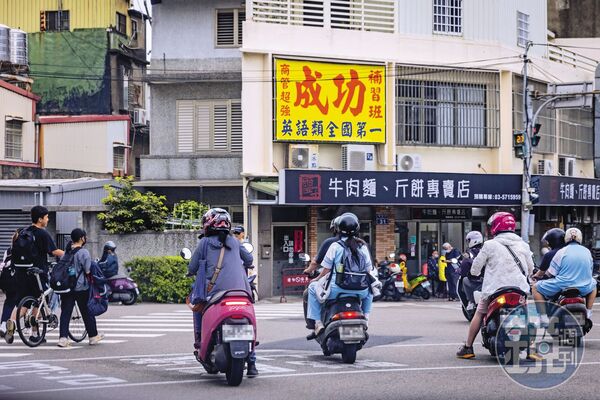 新竹學府路上有包含新竹高中在內等多所學校，補習班林立，接送車流數量龐大。圖為放學時間，許多家長忙著送孩子去補習。