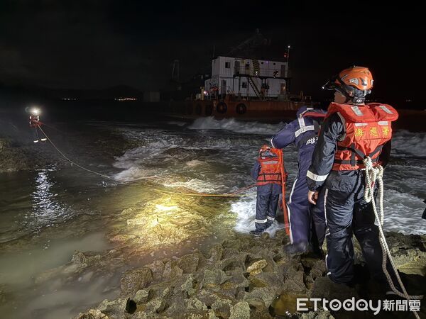 ▲▼颱風蝴蝶發威！南台灣海象驟變釀擱淺　海巡冒雨救出4名台籍船員。（圖／記者吳奕靖翻攝）