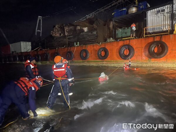 ▲▼颱風蝴蝶發威！南台灣海象驟變釀擱淺　海巡冒雨救出4名台籍船員。（圖／記者吳奕靖翻攝）