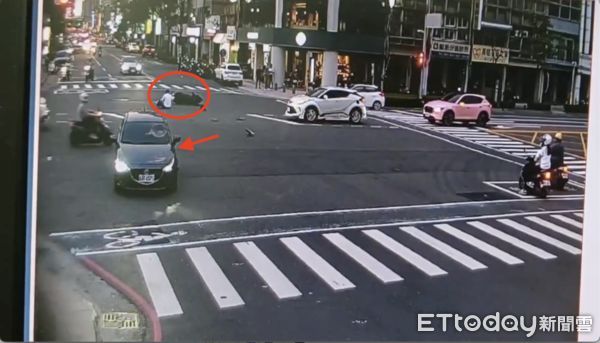 ▲一輛汽車疑似闖紅燈撞上機車騎士             。（圖／記者吳奕靖翻攝）