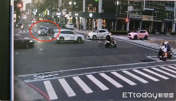 ▲一輛汽車疑似闖紅燈撞上機車騎士             。（圖／記者吳奕靖翻攝）