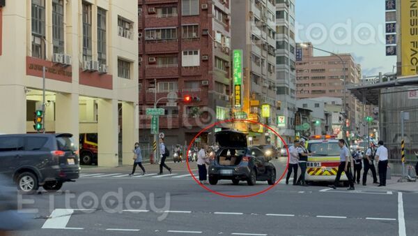 ▲涉嫌肇事的61歲婦人，救護員詢問狀況             。（圖／記者吳奕靖攝）