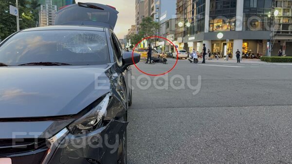 ▲涉嫌肇事的61歲婦人，救護員詢問狀況             。（圖／記者吳奕靖攝）