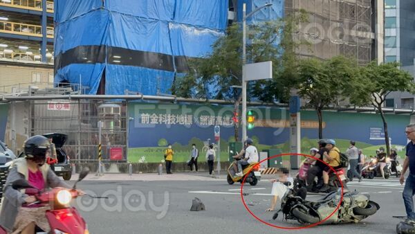 ▲涉嫌肇事的61歲婦人，救護員詢問狀況             。（圖／記者吳奕靖攝）