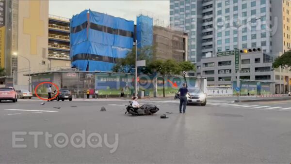 ▲2名警官在路口目擊車禍發生，第一時間上前協助             。（圖／記者吳奕靖攝）