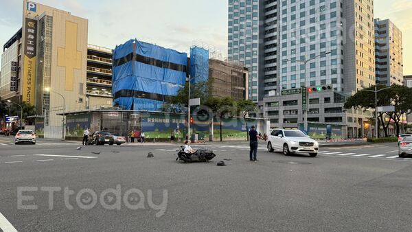 ▲2名警官在路口目擊車禍發生，第一時間上前協助             。（圖／記者吳奕靖攝）