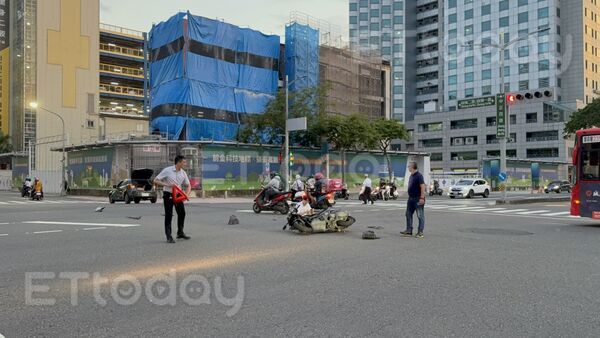 ▲2名警官在路口目擊車禍發生，第一時間上前協助             。（圖／記者吳奕靖攝）