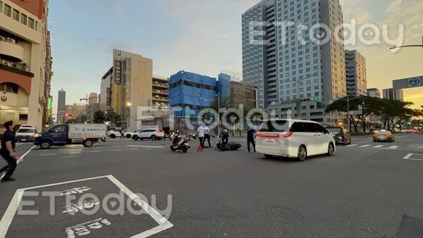 ▲2名警官在路口目擊車禍發生，第一時間上前協助             。（圖／記者吳奕靖攝）