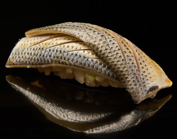 ▲小肌魚握壽司。（圖／取自鮨嘉仁臉書）
