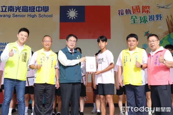 ▲台南南光中學勇奪全國大隊接力冠軍，黃偉哲市長到校頒獎肯定師生團隊努力。（記者林東良翻攝，下同）