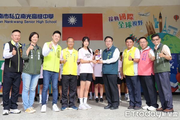 ▲台南南光中學勇奪全國大隊接力冠軍，黃偉哲市長到校頒獎肯定師生團隊努力。（記者林東良翻攝，下同）
