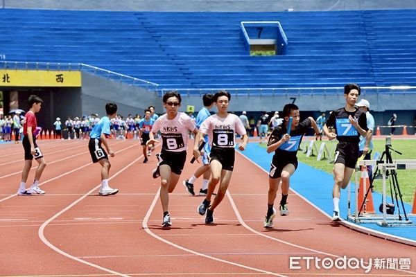 ▲台南南光中學勇奪全國大隊接力冠軍，黃偉哲市長到校頒獎肯定師生團隊努力。（記者林東良翻攝，下同）