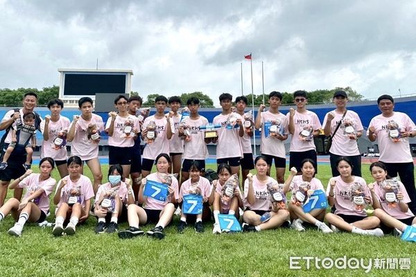 ▲台南南光中學勇奪全國大隊接力冠軍，黃偉哲市長到校頒獎肯定師生團隊努力。（記者林東良翻攝，下同）