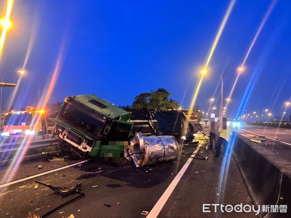 ▲ 國道1號北向288.5公里台南新營段，今日發生聯結車翻覆事故  。（圖／記者林東良翻攝）