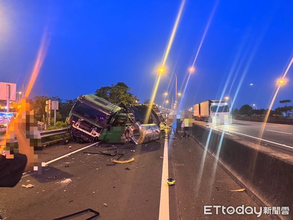 ▲ 國道1號北向288.5公里台南新營段，今日發生聯結車翻覆事故  。（圖／記者林東良翻攝）