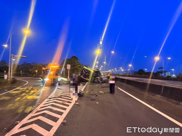 ▲ 國道1號北向288.5公里台南新營段，今日發生聯結車翻覆事故  。（圖／記者林東良翻攝）